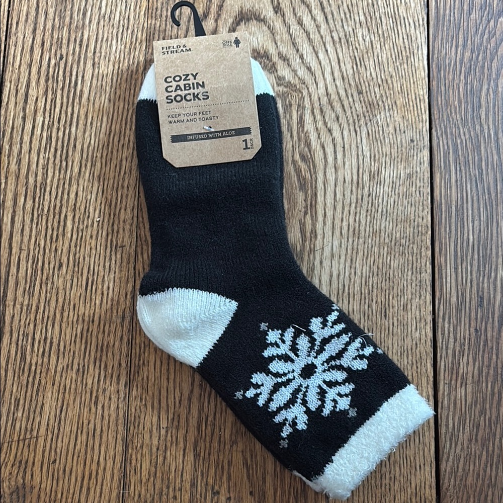 NWT Field & Stream Black and White Cozy Cabin Socks Infused With Aloe